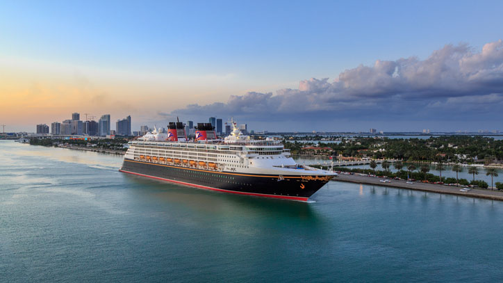 Crucero Disney con atracciones y entretenimiento familiar